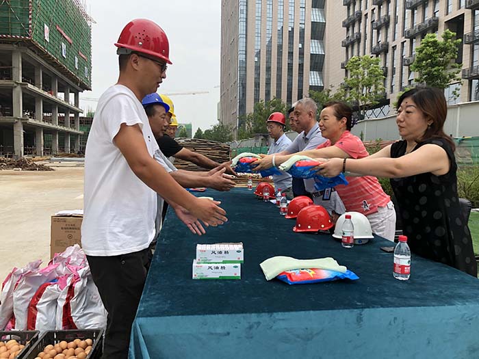 李智副书记莅临公司研究中心三期建设项目慰问一线施工人员并召开现场会