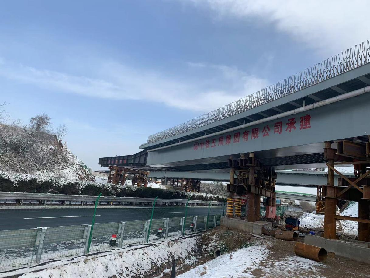 由河南中鼎智建科技有限公司承建的沿大别山高速鸡公山至商城段jssg-2标钢箱梁工程顺利完成全部顶推施工