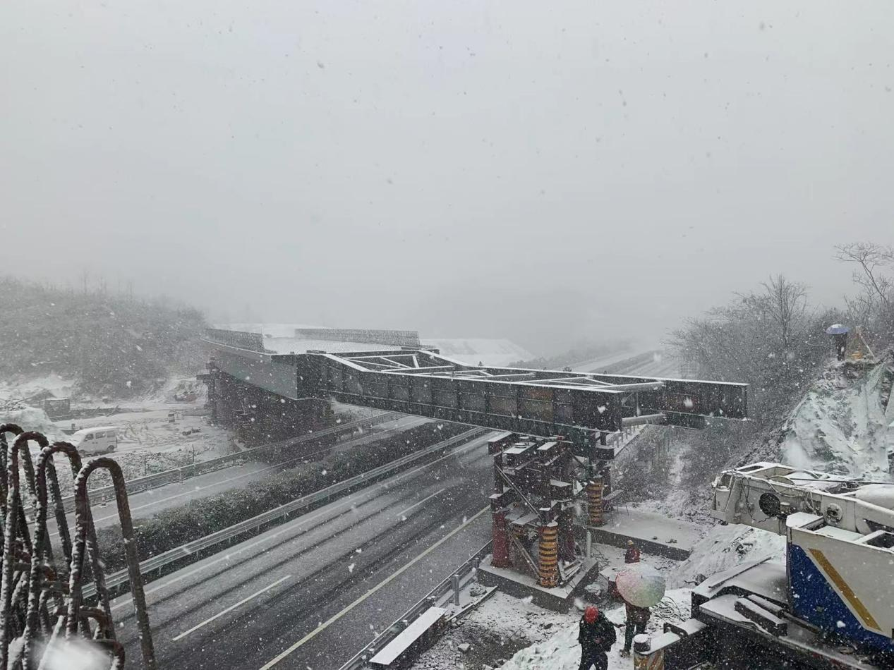 由河南中鼎智建科技有限公司承建的沿大别山高速鸡公山至商城段jssg-2标钢箱梁工程顺利完成全部顶推施工